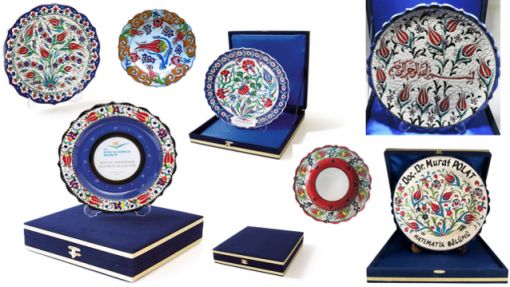 Plaket Çeşitleri, Albüm Plaket, Tabak Plaket, Çini Tabak Plaket, Cam Plaket, Kristal Plaket, Ahşap Plaket, Metal Plaket, Akrilik Plaket, Boş Plaket, Plaket Kutusu, Kadife Plaket Kutusu, Plaket Kutusu Çeşitleri