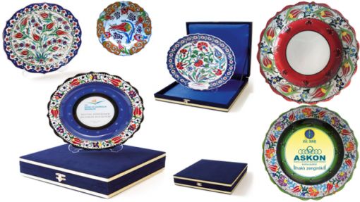 Çini Tabak Plaket, Çini Tabak Plaket Çeşitleri, Bursa Çini Tabak Plaket, Osmangazi Çini Tabak Plaket, Yıldırım Çini Tabak Plaket, Nilüfer Çini Tabak Plaket, İnegöl Çini Tabak Plaket, Kestel Çini Tabak Plaket, Gemlik Çini Tabak Plaket, Mudanya Çini Tabak Plaket, Karacabey Çini Tabak Plaket, Çinili Plaketler, Logolu Çini Plaket, Cam Çinili Plaket, Kişiye Özel Çinili Plaket, Ahşap Çinili Plaket, Kurumsal Çini Tabak Plaket, Çiçekli Çinili Tabak Plaket, Hediyelik Çini Tabak Plaket, Kadife Kutulu Çini Tabak Plaket, Çini Tabak Plaket Kadife Kutusu