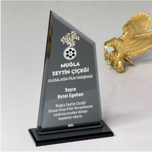 Füme Plaket, Füme Plaket Çeşitleri, Koyu Renk Kristal Plaket, Siyah Kristal Plaket, Beyaz Kristal Plaket, Süblimasyon Beyaz Kristal Plaket, Süblimasyon Siyah Kristal Plaket, Süblimasyon Füme Kristal Plaket, Bursa Siyah Plaket Çeşitleri, Bursa Beyaz Plaket Çeşitleri, Bursa Füme Plaket Çeşitleri, Füme Plaket Baskı, Beyaz Plaket Baskı, Siyah Plaket Baskı, Renkli Kristal Plaket Baskı, Füme Kristal Cam Plaket, Siyah Kristal Cam Plaket, Beyaz Kristal Cam Plaket, Renkli Kristal Cam Plaket,