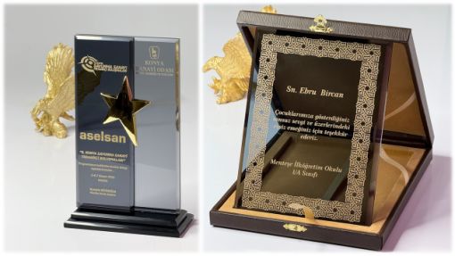 Plaket, Plaket Çeşitleri, Albüm Plaket, Tabak Plaket, Çini Tabak Plaket, Cam Plaket, Kristal Plaket, Ahşap Plaket, Metal Plaket, Akrilik Plaket, Boş Plaket, Plaket Kutusu, Kadife Plaket Kutusu, Plaket Kutusu Çeşitleri, Kadife Kutulu Plaket Çeşitleri, Plaket Modelleri, Süblimasyon Plaket Modelleri, Albüm Plaket Çeşitleri, Tabak Plaket Çeşitleri, Metal Plaket Çeşitleri, Lazer Plaket Kesimi, Kurumsal Plaket Çeşitleri, Öğrenci Plaket Çeşitleri,